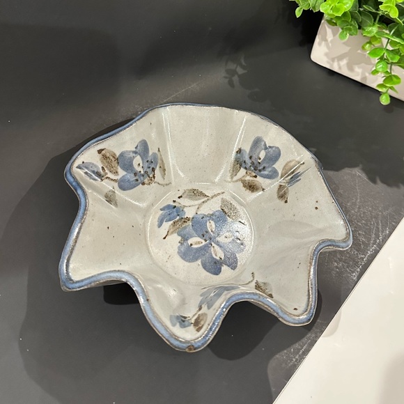 Signed Cindy Angliss Handmade Pottery, Ruffled Bowl, Blue Floral Studio Ceramics - Picture 5 of 8